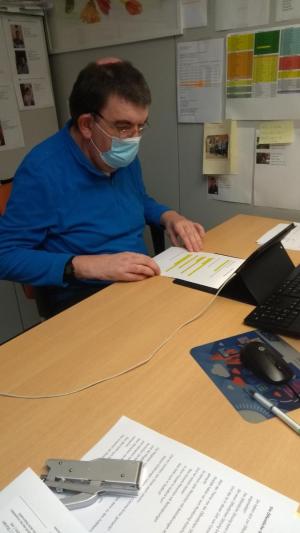 Robert Mumelter beim Radio aufnehmen.