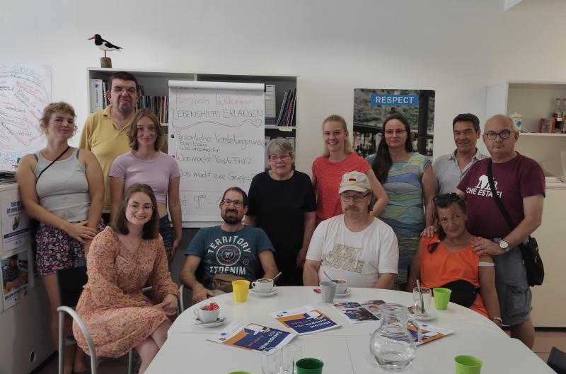 Gruppenbild mit der Lebenshilfe Erlangen im Büro von People First
