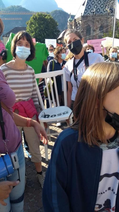 Karin und Andrea in der Menge 