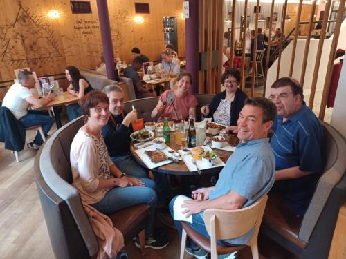 Gruppenbild wo wir gemeinsam als Gruppe essen.