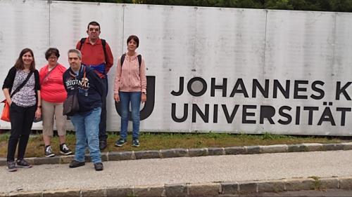 Gruppenbild vor dem Schild der Johannes Kepler Universität