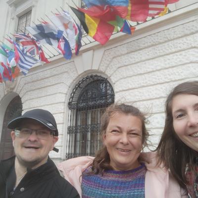 Julia, Jochen und Andrea vor der Hofburg