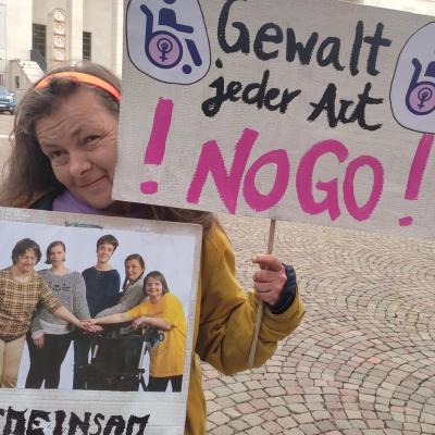 Plakate gegen Gewalt und Gemeinsam sind wir stark.