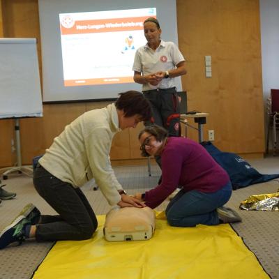 Herzdruckmassage barrierefrei in leichter Sprache