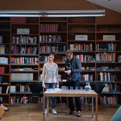 Begrüßung in Leichter Sprache mit Selbstvertreterin und Bibliotheksdirektor