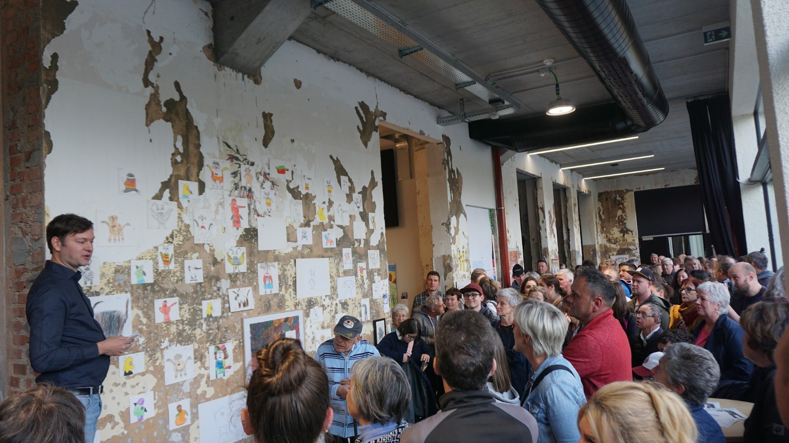 Ausstellung TAGTRÄUME viele Besucher*innen